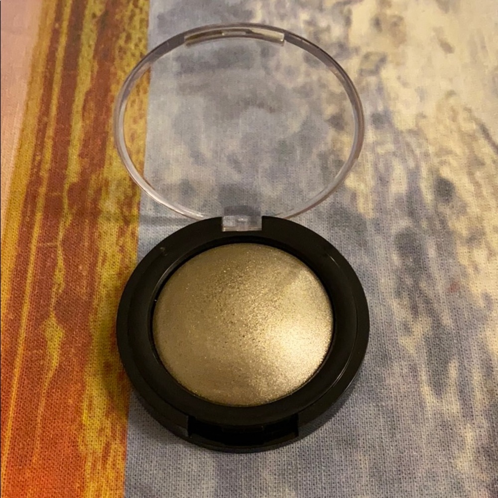 Pat McGrath pigment in “Mercury”